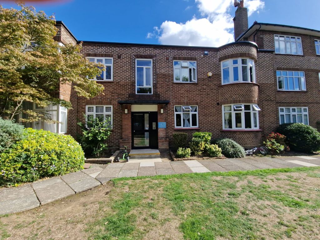 Property photo 1 of 8 Canons Park Close, Ha8