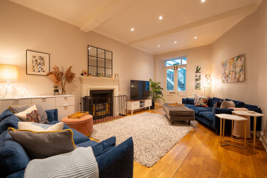 Property photo 2 of 31