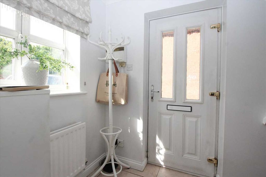 Property photo 2 of 12 Entrance Hall