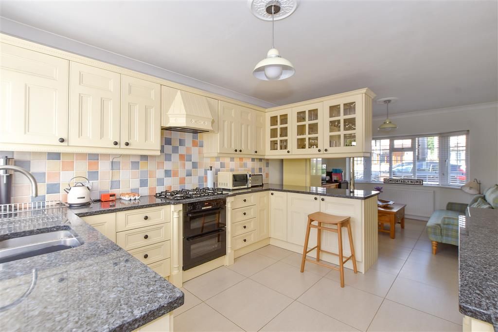 Property photo 3 of 17 Kitchen/Breakfast Room