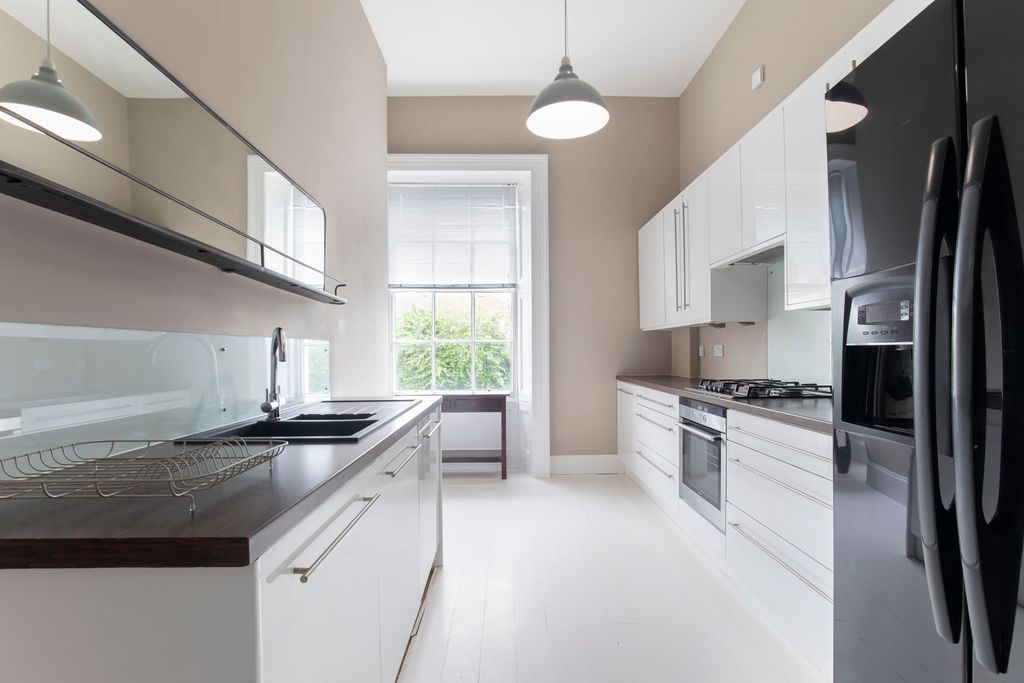 Property photo 3 of 7 18 Evelyn Court-09