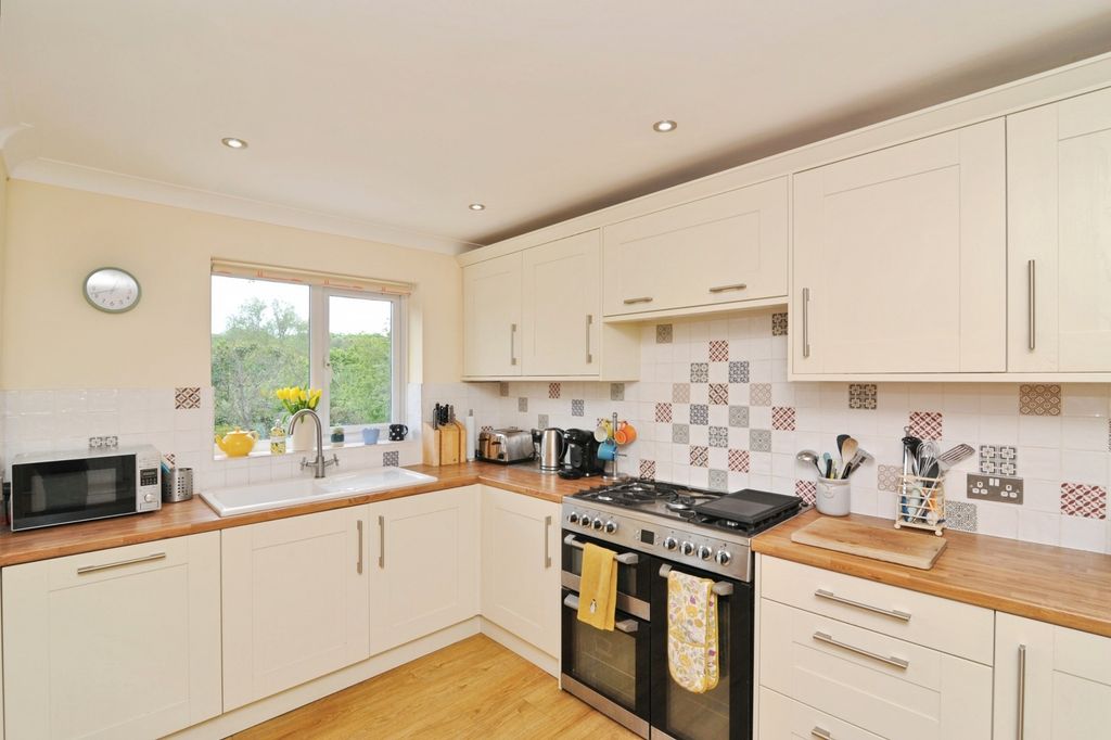 Property photo 3 of 20 Kitchen