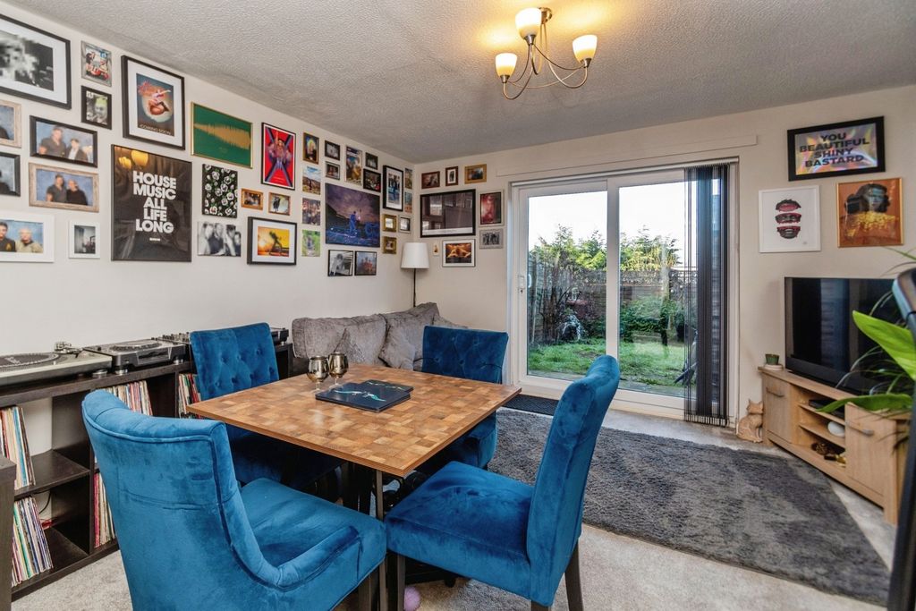 Property photo 2 of 15 Lounge