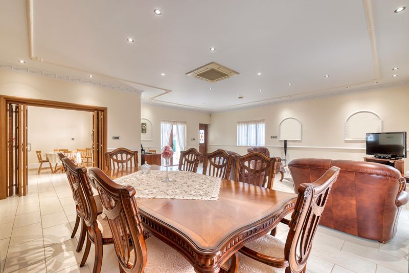 Property photo 2 of 26 Lounge Dining