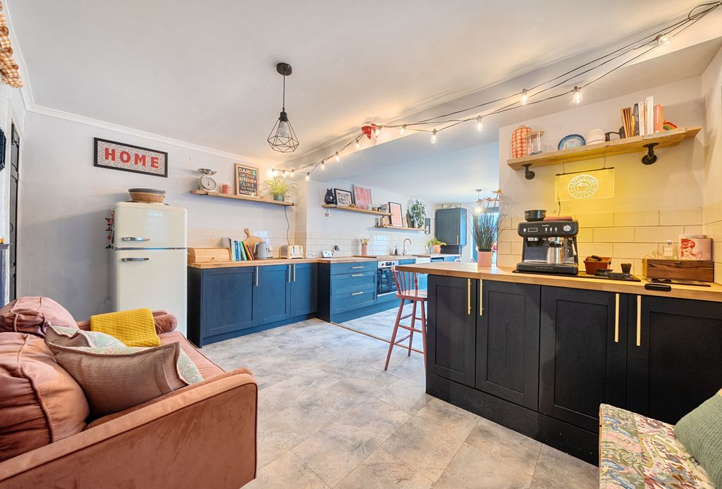 Property photo 1 of 13 1396202-9-696131c...