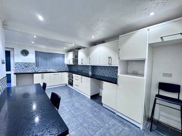 Property photo 2 of 14 Kitchen