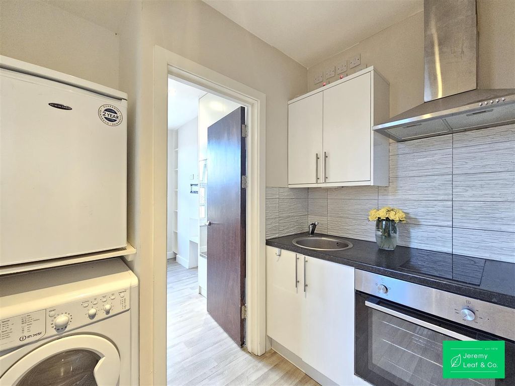 Property photo 3 of 6 Kitchen