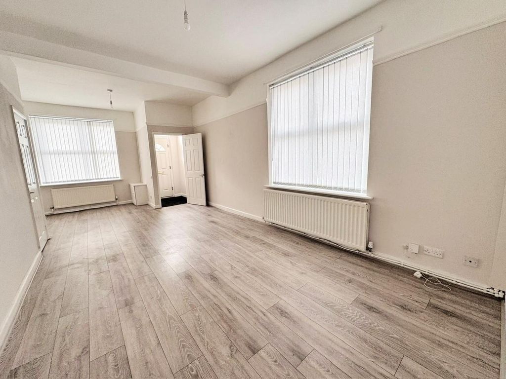 Property photo 2 of 11 Lounge