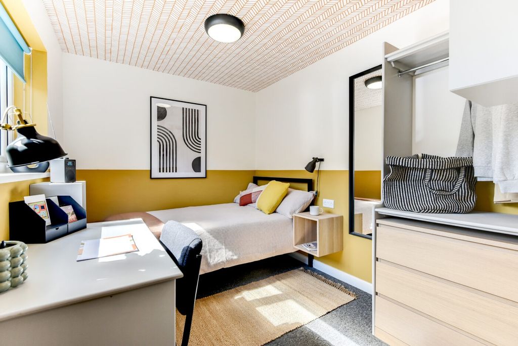 Property photo 1 of 5 Bright, Modern Single Bedroom With A Comfortable B...