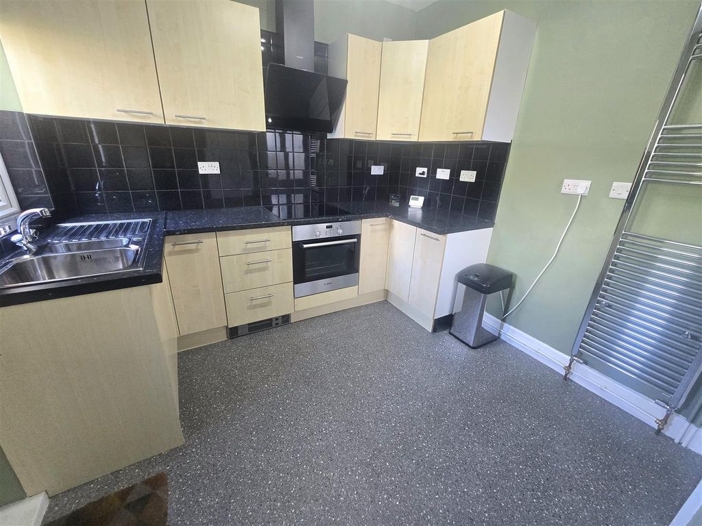 Property photo 3 of 9 Kitchen