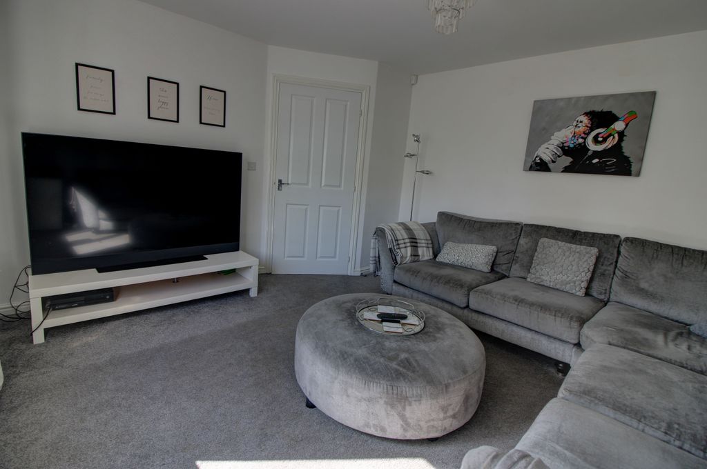Property photo 2 of 18 Living Room