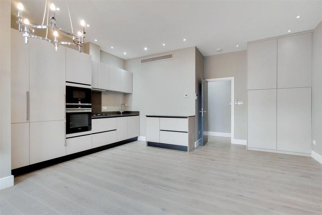 Property photo 2 of 10 Kitchen/Reception