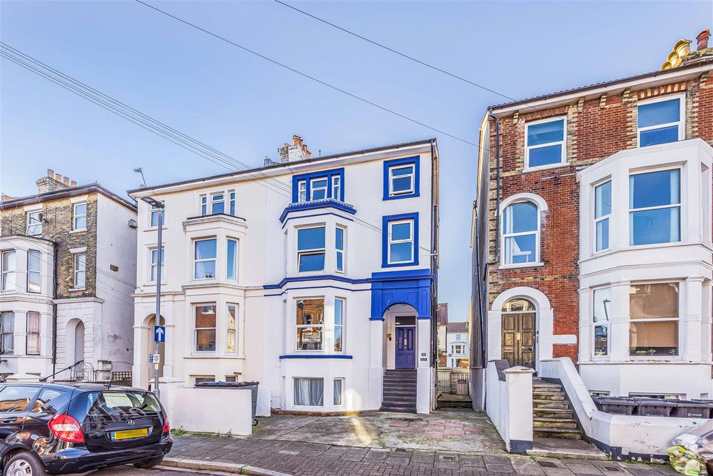 Property photo 2 of 23 Blue Star House 20 Elphinstone Road, Southsea-Smal