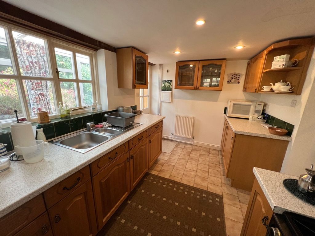 Property photo 2 of 11 Kitchen