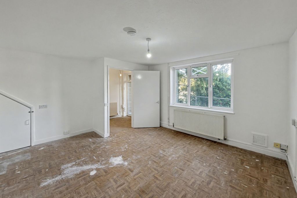 Property photo 3 of 16 103 Ashfield Avenue, Bushey, Hertfordshire, Wd23 4Hj
