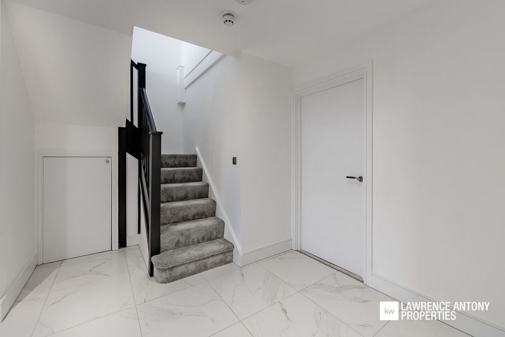 Additional image 16 of 3 bed flat for saleGrand Parade, Leigh-On-Sea SS9