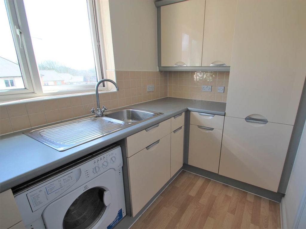 Property photo 3 of 10 Kitchen