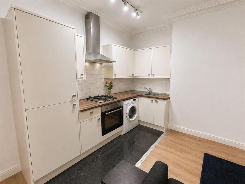 Property photo 2 of 10 Kitchen
