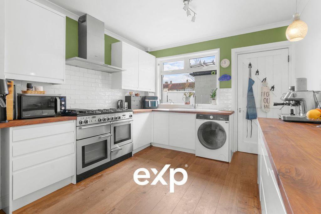 Property photo 2 of 28