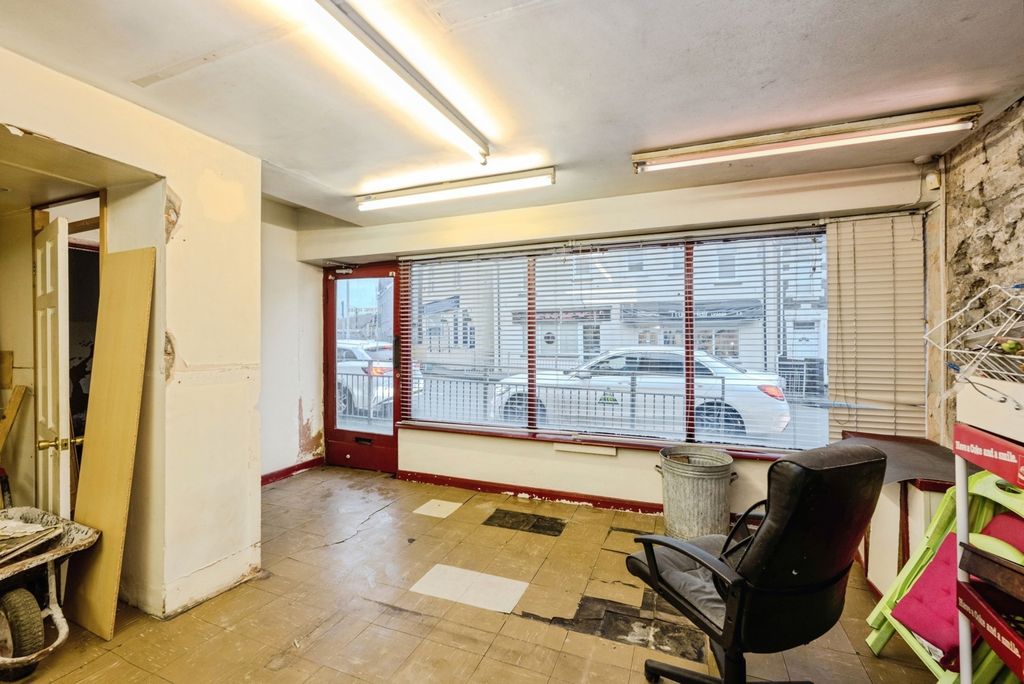 Property photo 3 of 18 Pbox-Img.Jpg