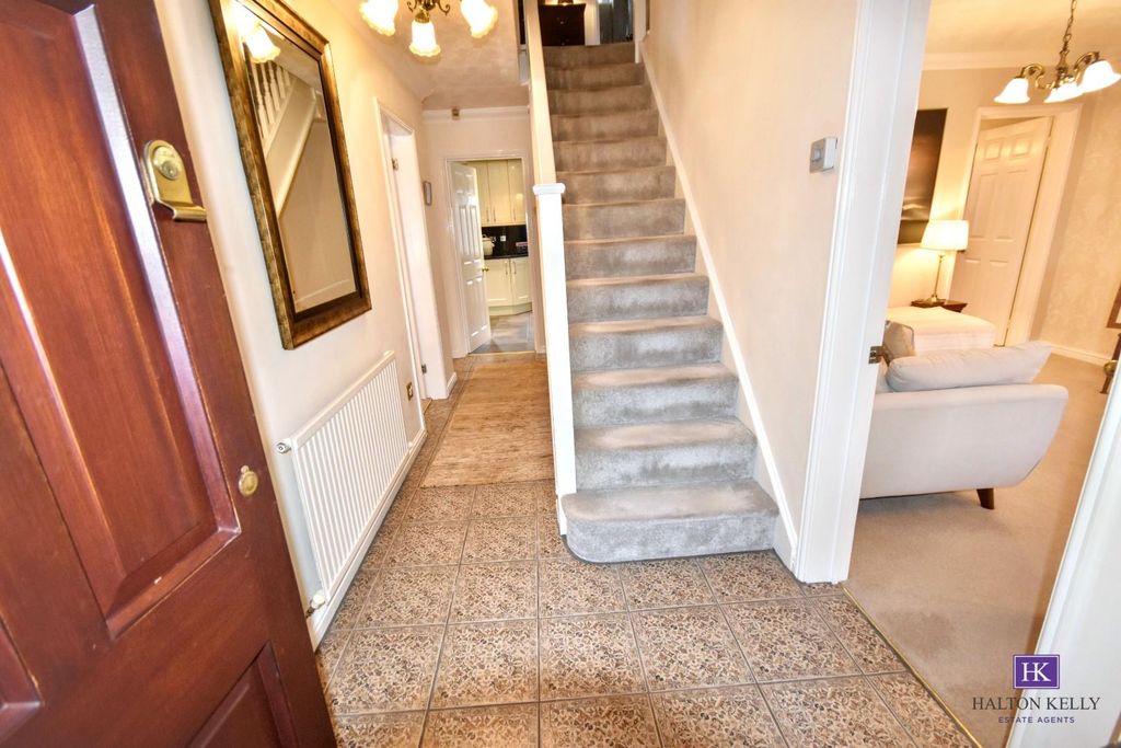 Property photo 3 of 25 Entrance Hallway