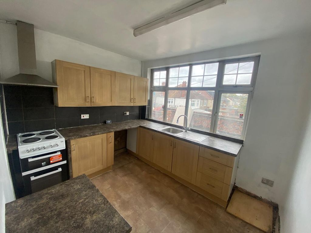 Property photo 1 of 10 Kitchen