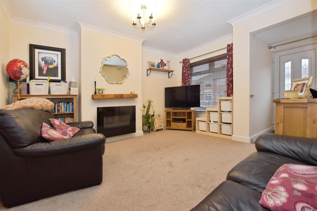 Property photo 3 of 12 Lounge