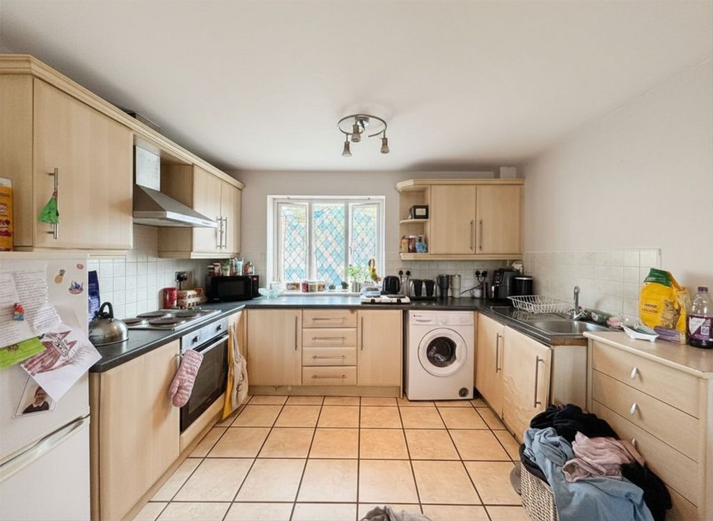 Property photo 3 of 8 Kitchen