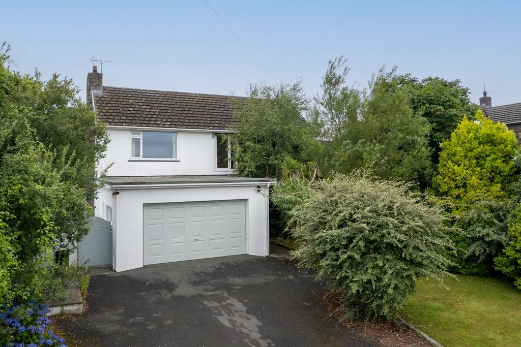 Property photo 2 of 28