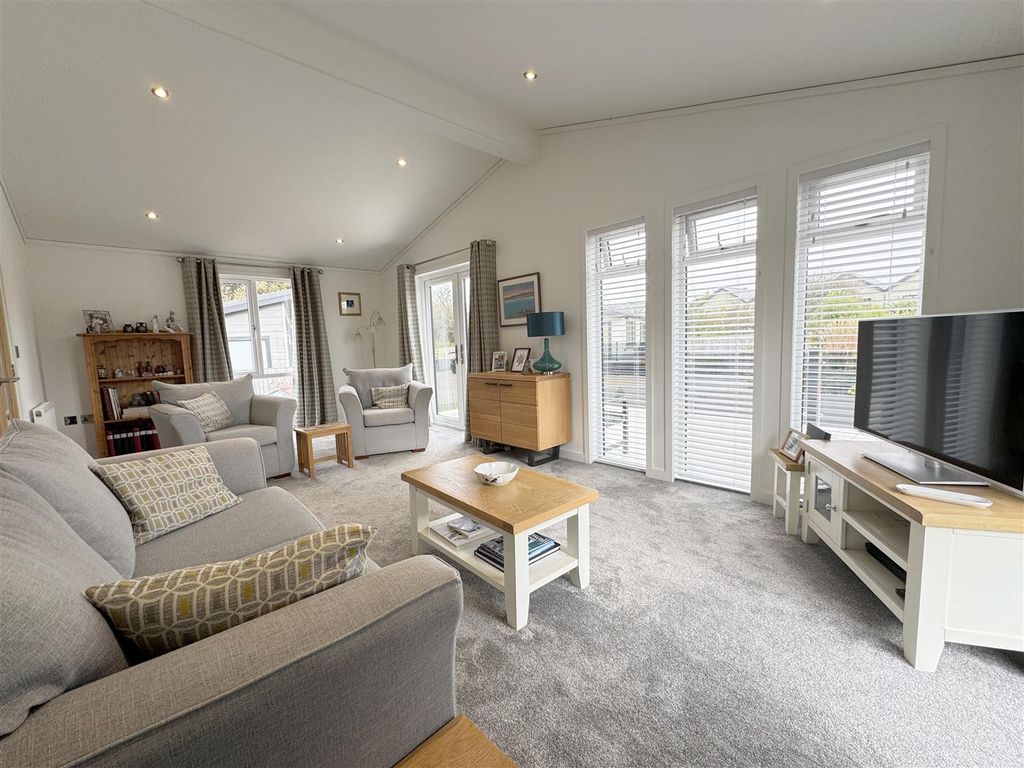 Property photo 3 of 17 Living Room