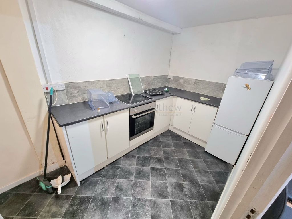 Property photo 3 of 6 Kitchen