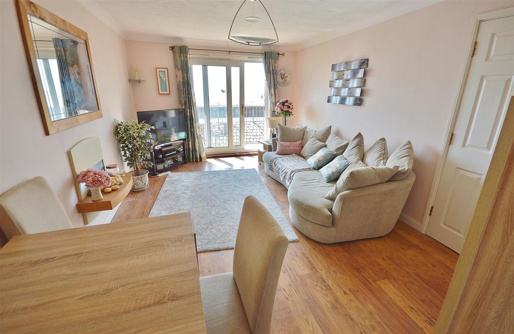 Property photo 3 of 13 Lounge