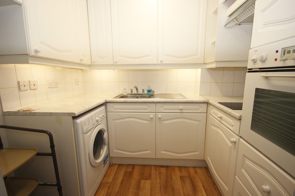 Property photo 3 of 10 Kitchen