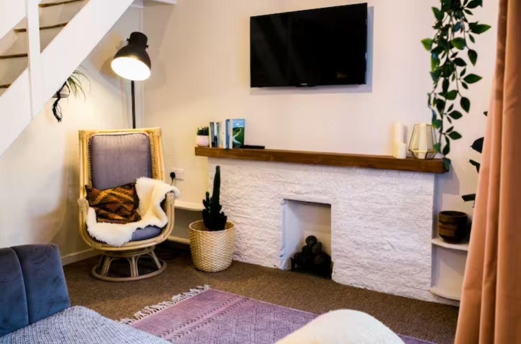 Property photo 3 of 9 King Lounge 3