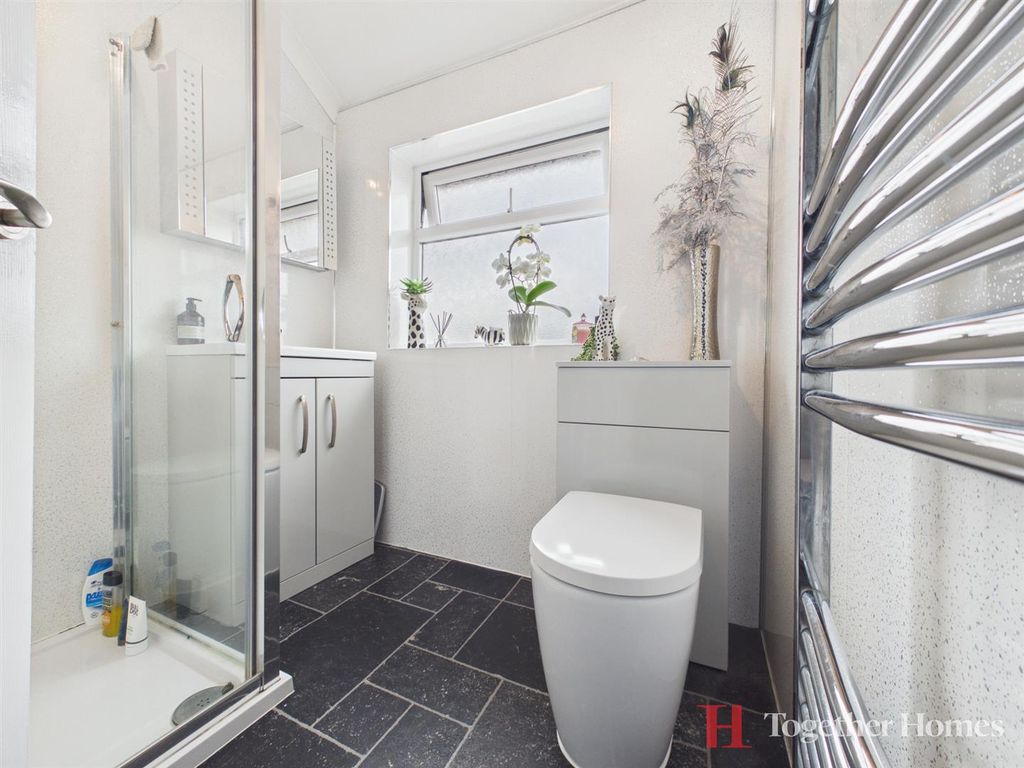 Property photo 1 of 19 Bathroom