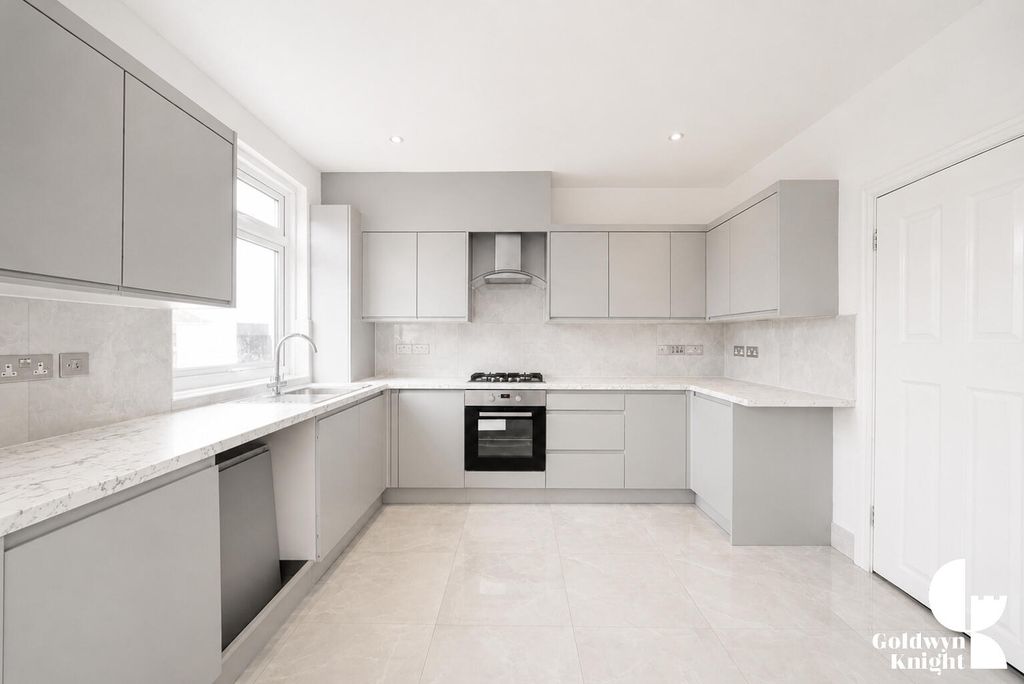 Property photo 3 of 19 Kitchen