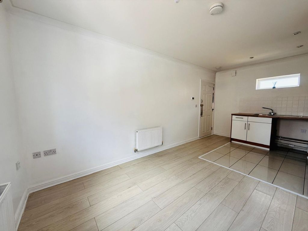 Property photo 2 of 9 5234453