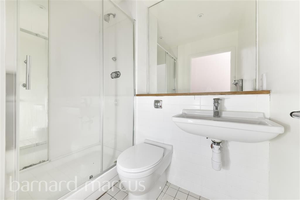 Property photo 3 of 8 En-Suite Bathroom