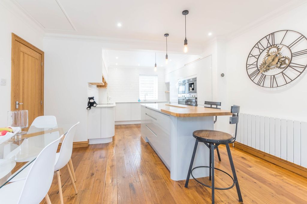 Property photo 2 of 32