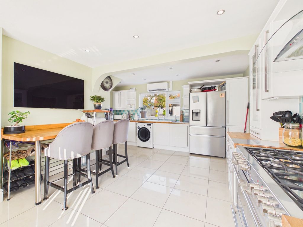 Property photo 2 of 20 5477893