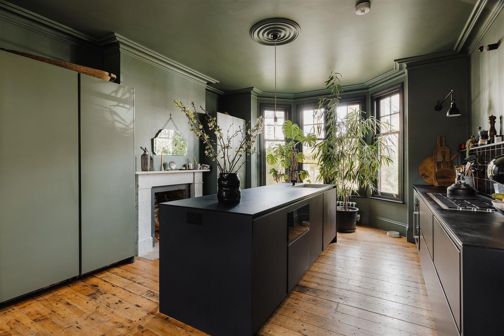 Property photo 3 of 66 Grove Road, E17