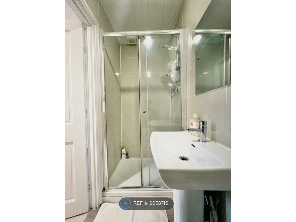 Property photo 3 of 4 Private Bathroom