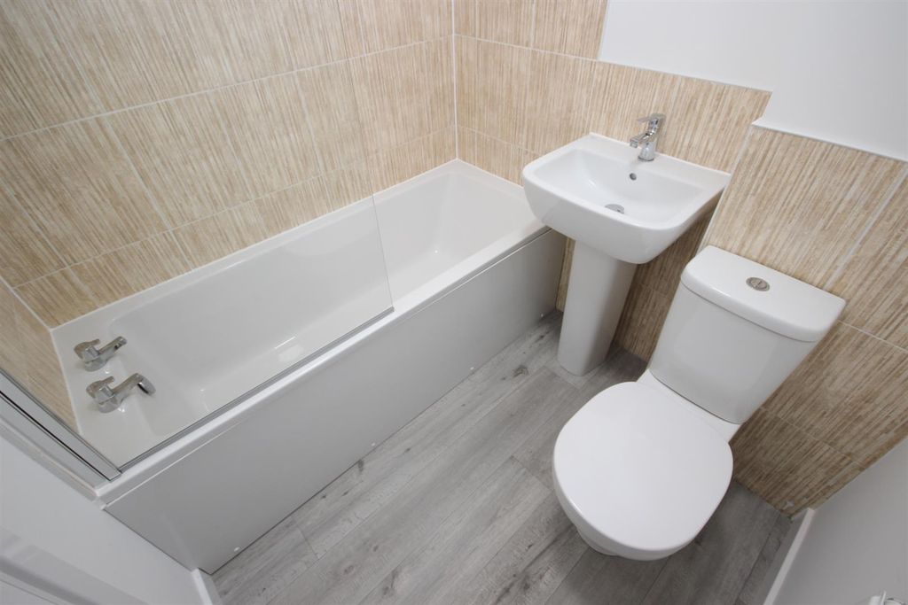 Property photo 3 of 9 Bathroom.Jpg