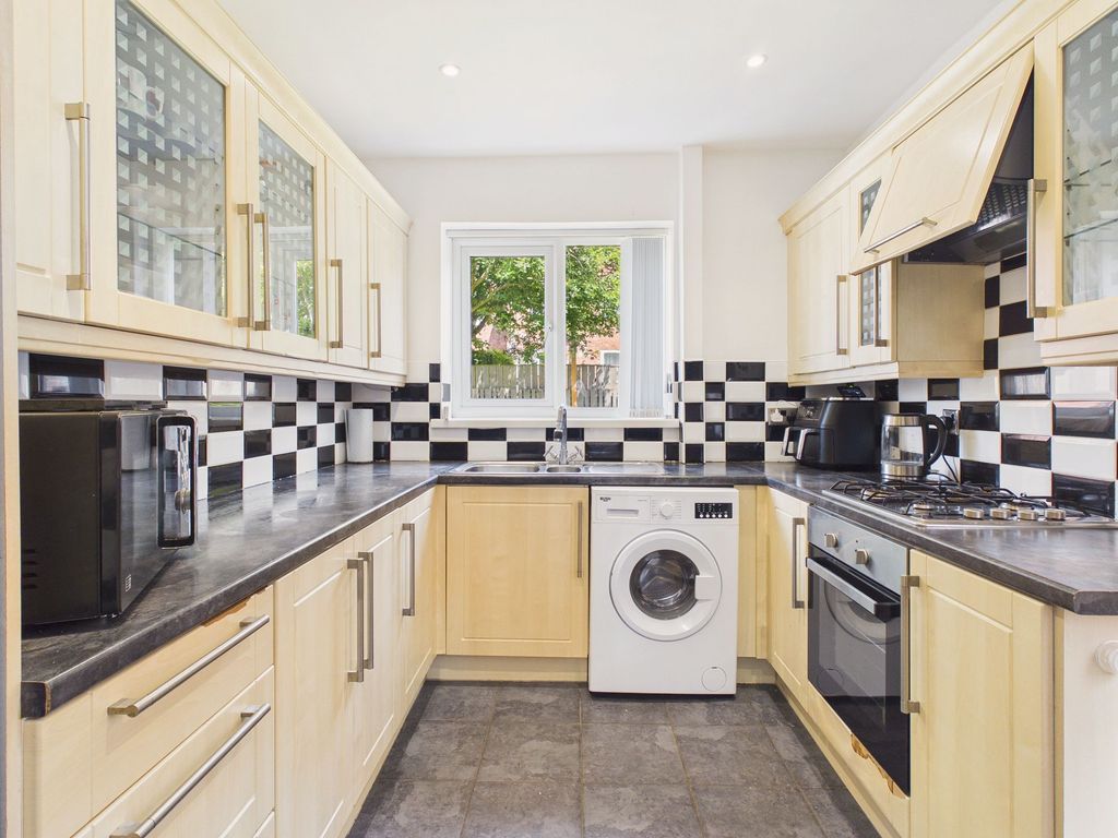 Property photo 3 of 11 Kitchen