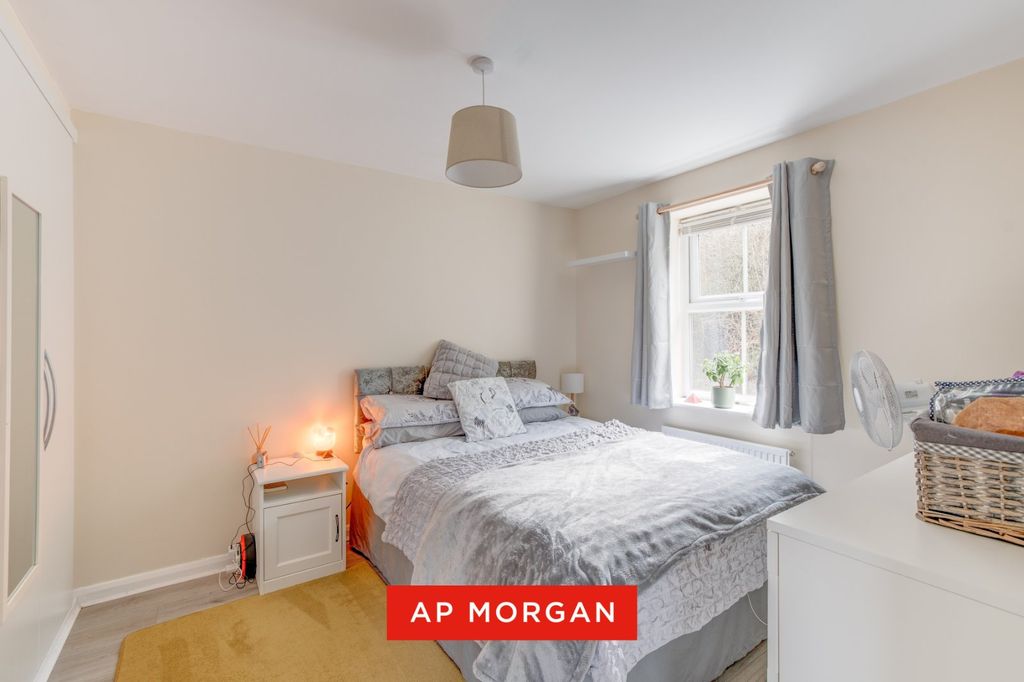 Property photo 2 of 23 Picture No. 17