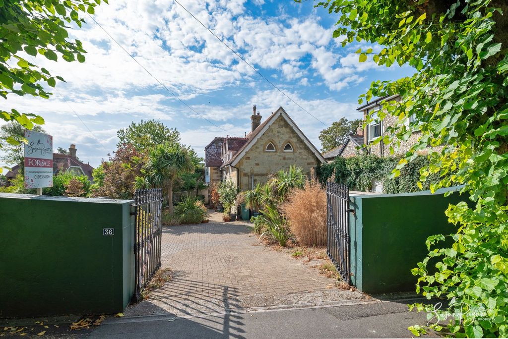 Property photo 3 of 43 Gates