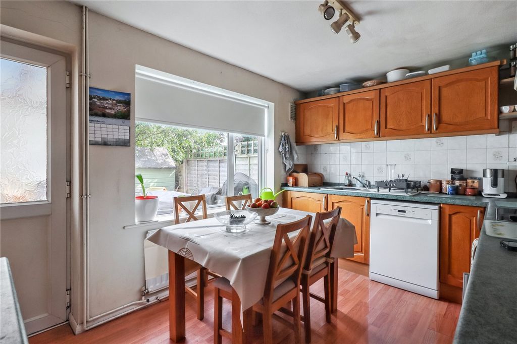 Property photo 3 of 7 Kitchen