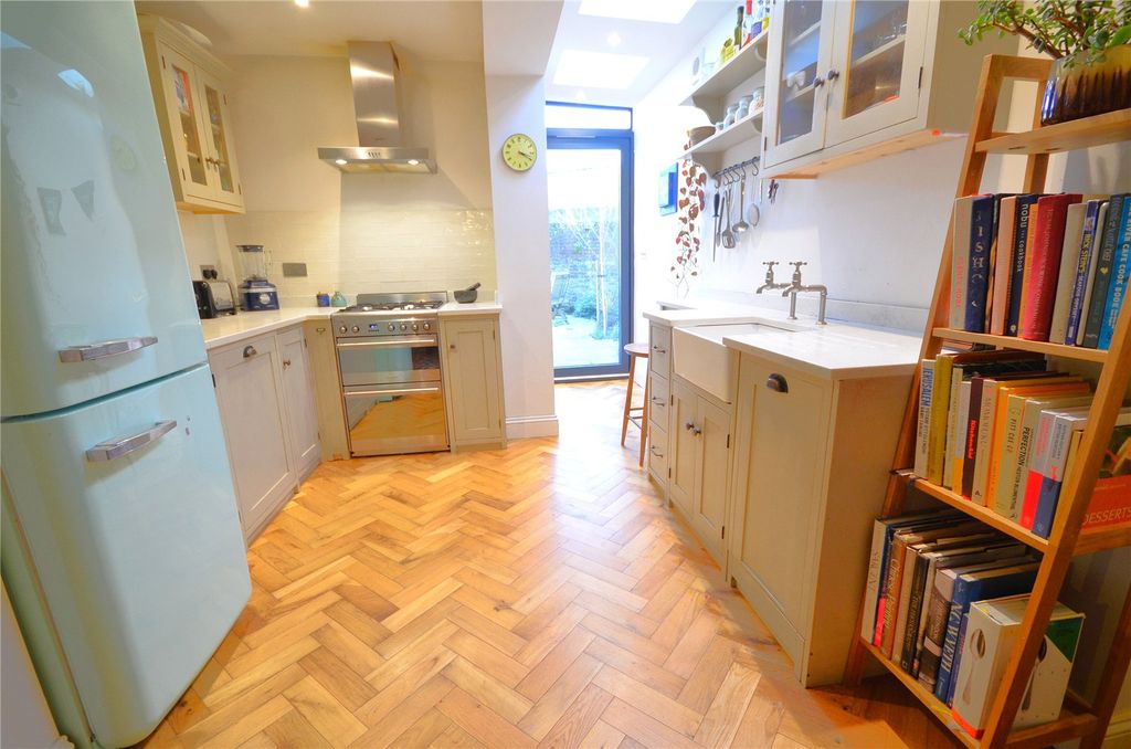 Property photo 3 of 19 Kitchen