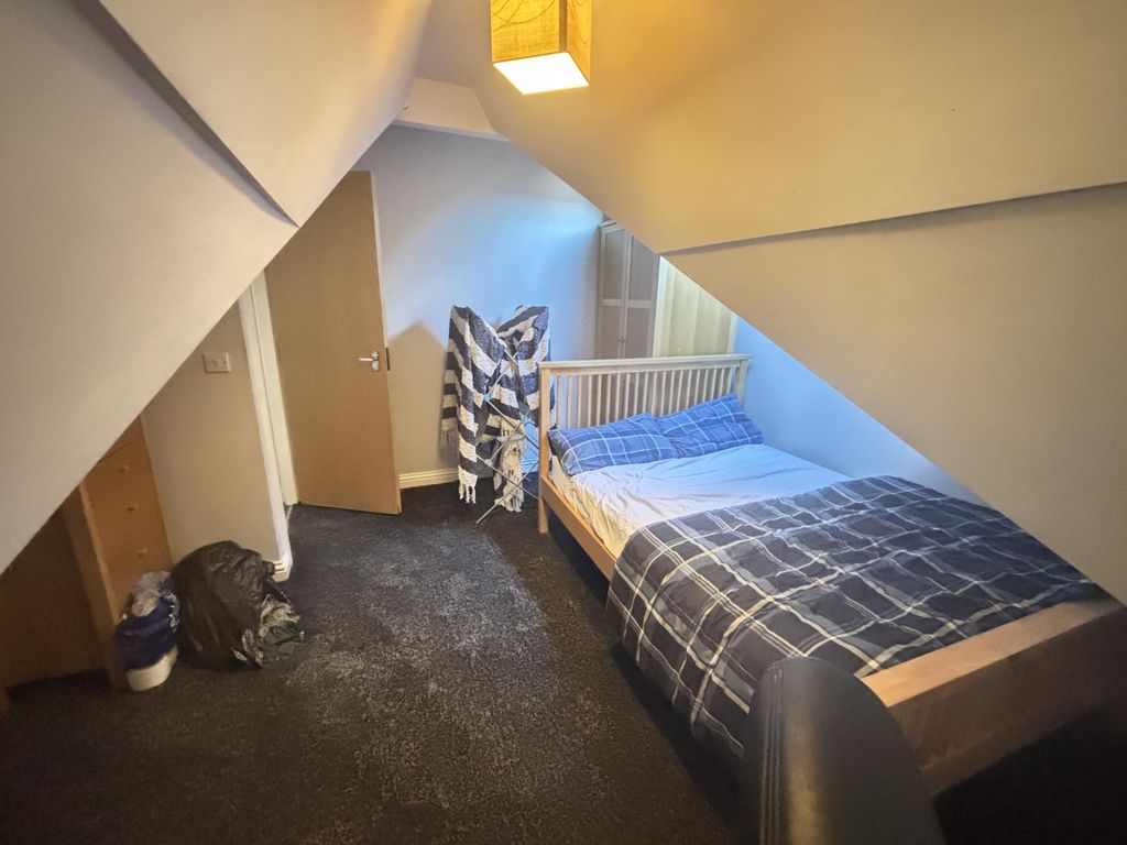 Property photo 2 of 9 A Cozy Student Bedroom Featuring A Comfortable Sin...