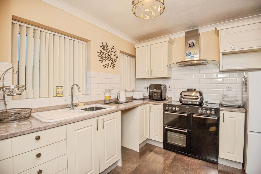 Property photo 3 of 17 Kitchen